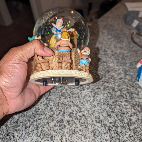 Vintage Snow white glitter globe with music box on bottom - Picture 8 of 8